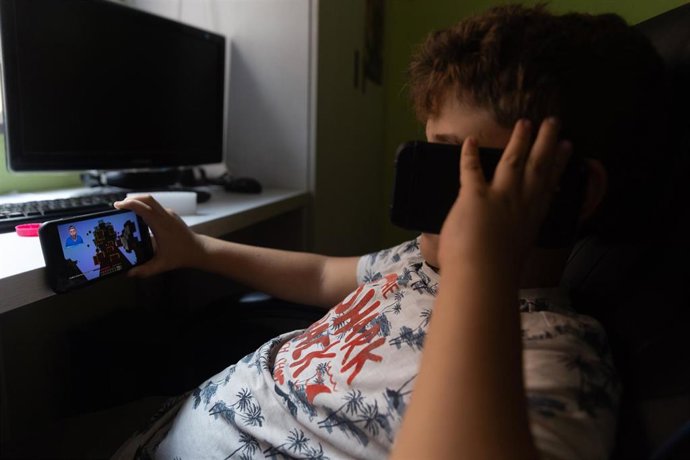 La pantalla como enemigo silencioso: el lado oscuro de la adicción digital en jóvenes
