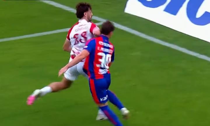 Expulsión por codazo y penal anulado a través del VAR: las polémicas del empate clásico en San Lorenzo