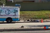 Ejecutan a dos hombres a balazos en puesto de mariscos
