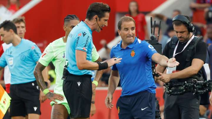 Las explicaciones de Munuera Montero a Jagoba Arrasate de por qué no paró el juego con Raillo en el suelo antes del gol de Ferran Torres