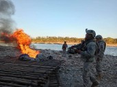 Las Fuerzas Armadas de Bolivia quemaron gomones en la frontera