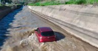 Clases de conducir eran mentira: Revelan la verdad sobre pareja que cayó con su auto al canal San Carlos