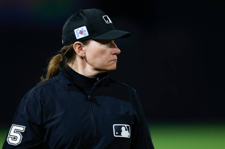 Jen Pawol se convierte en la primera mujer en arbitrar en la MLB