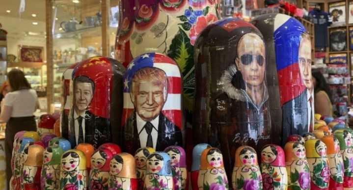 Tiendas de recuerdos en Moscú se inundan de imágenes de Putin y Trump previo a su reunión en Alaska