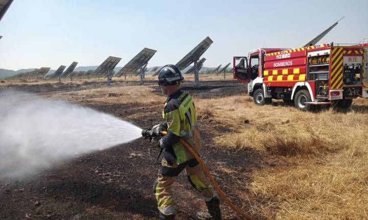 Controlado un incendio en un campo de placas solares en Caravaca de la Cruz
