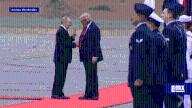 Trump recibe a Putin con un enérgico apretón de manos a su llegada a Alaska