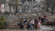 Familias abandonan la ciudad de Gaza tras una noche de bombardeos, israelíes protestan