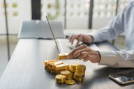 Arancel a las importaciones de lingotes eleva el costo del oro a precios récord