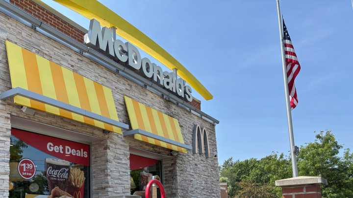 What hours do fast food restaurants in KY serve breakfast? See hours and menus