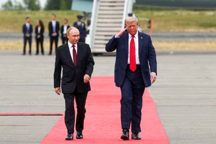 Arriban Trump y Putin a Alaska para cumbre sobre guerra en Ucrania