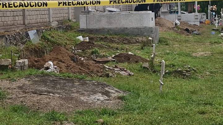Hallan fosas clandestinas en panteón San Sebastianito