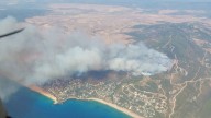 Medios aéreos y terrestres combaten un nuevo incendio forestal en Tarifa, en la Sierra de la Plata