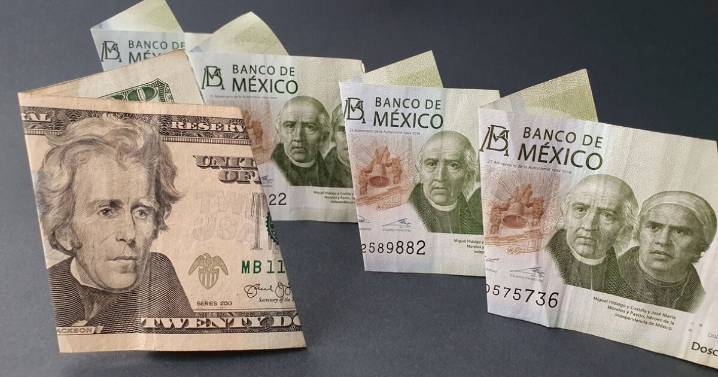El peso cae lastrado por débil actividad industrial y repunte del dólar