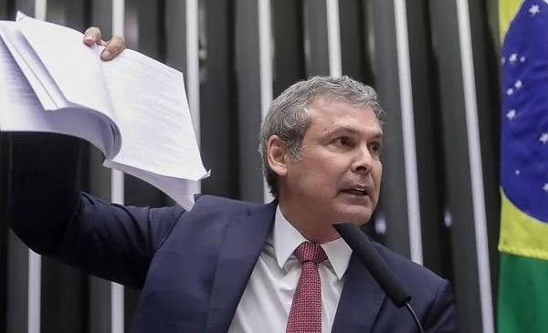 Diputado del PT pidió prisión preventiva para Bolsonaro
