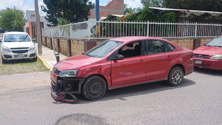 Tráiler y auto chocaron en entronque a Constituyentes