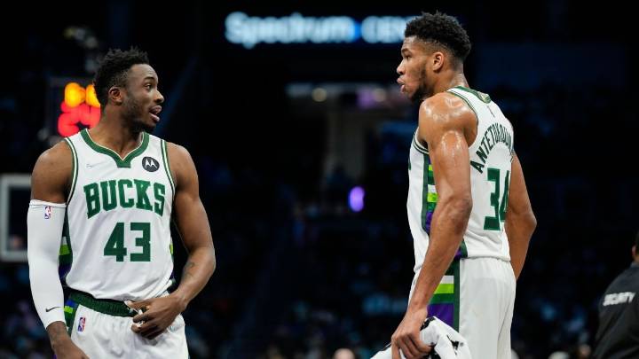 Bucks re-sign Thanasis Antetokounmpo to one