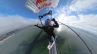 Sean MacCormac completa el primer skysurf del mundo surfeando los cables del Puente de la Bahía de San Francisco, EE. UU.