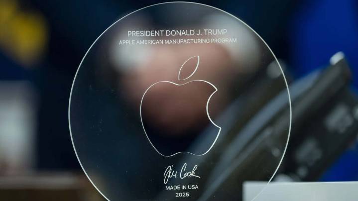 Tim Cook gives Trump a glass trophy to make him like Apple more