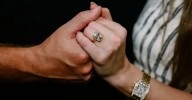 Del ‘Love Story’ al compromiso real: el anillo artesanal de Taylor Swift que revive la elegancia victoriana