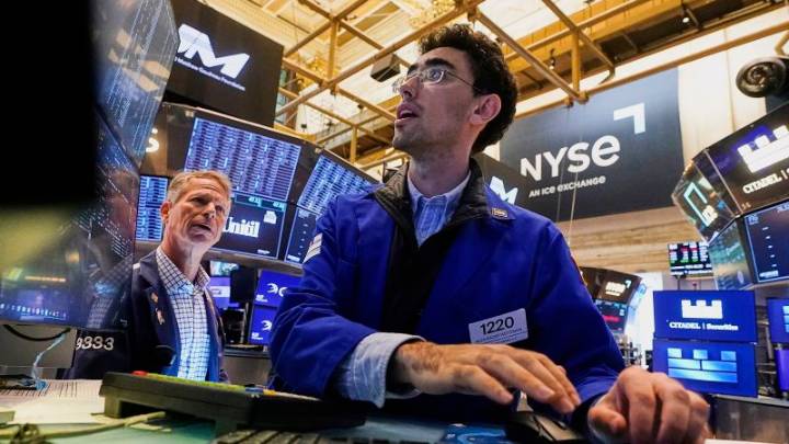 Dow soars more than 800 points into record territory as Powell hints at rate cut