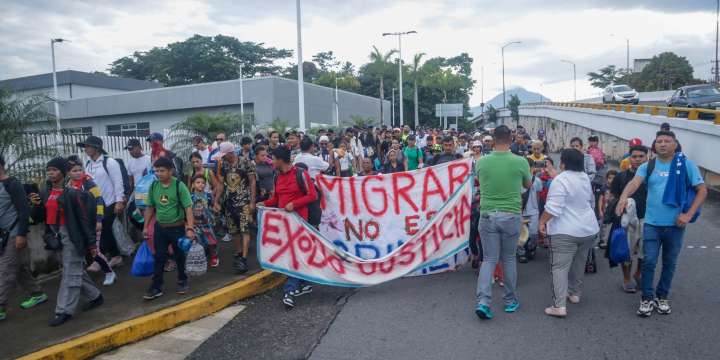 Caravanas de migrantes ya no buscan llegar a EU, sino quedarse en México