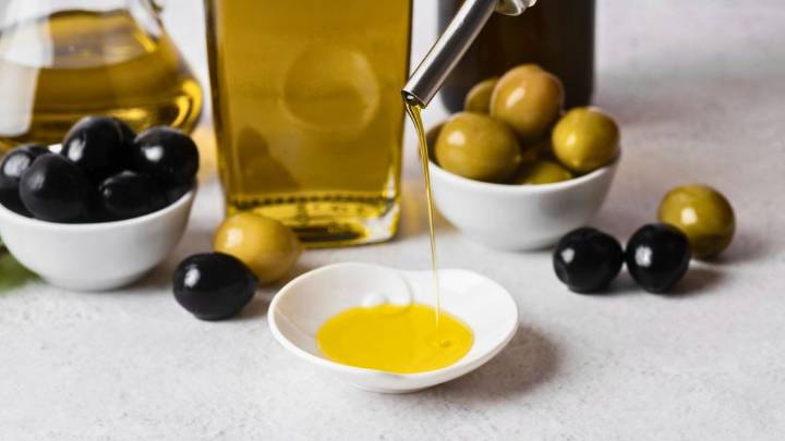 Adiós al aceite de oliva de cocina: el producto excelente para tus comidas que aporta menos calorías