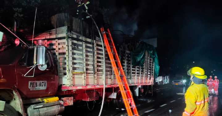 Camión cargado con chatarra quedó en cenizas en la madrugada en Ibagué