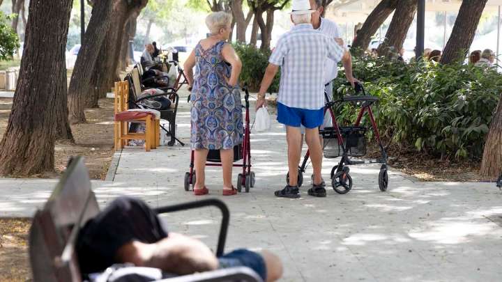 Plaza de La Viña, un "albergue" al aire libre en Alicante