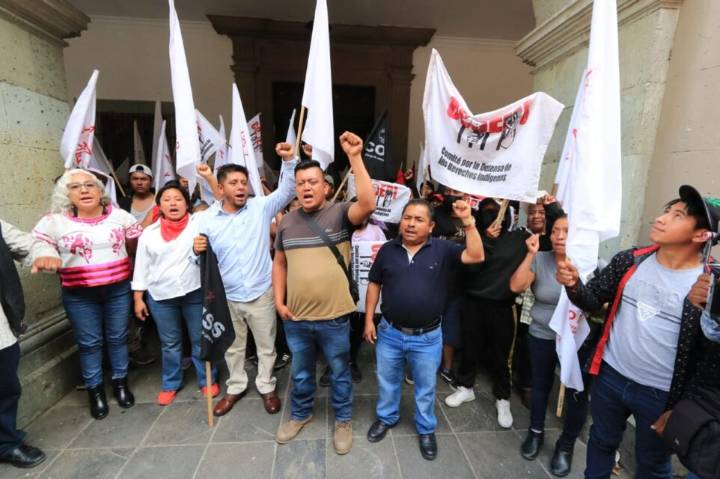 Obligan inconformes a cerrar negocios del zócalo de Oaxaca