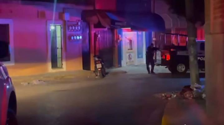 Balean motocicleta estacionada en la colonia Carolina, Cuernavaca