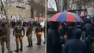 Hinchas de la U. de Chile protestaron ante la embajada argentina en Santiago