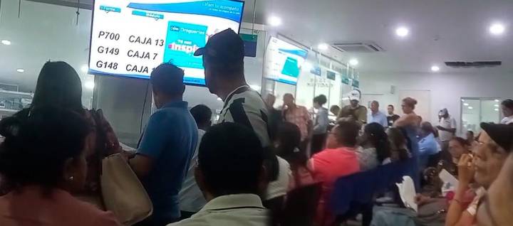 Siguen las largas filas y la mala atención en Cafam para reclamar medicinas