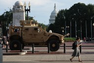 French: Trump is deploying troops into American cities