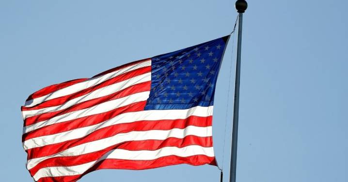 Trump firma orden contra la quema de la bandera de EU; sentencias podrían ser hasta de un año de cárcel