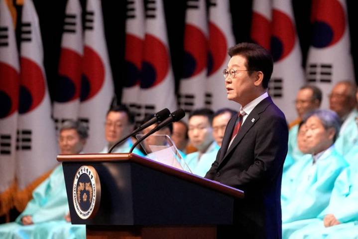 South Korea’s Lee intends to retain ‘comfort women’ pact with Japan, paper says