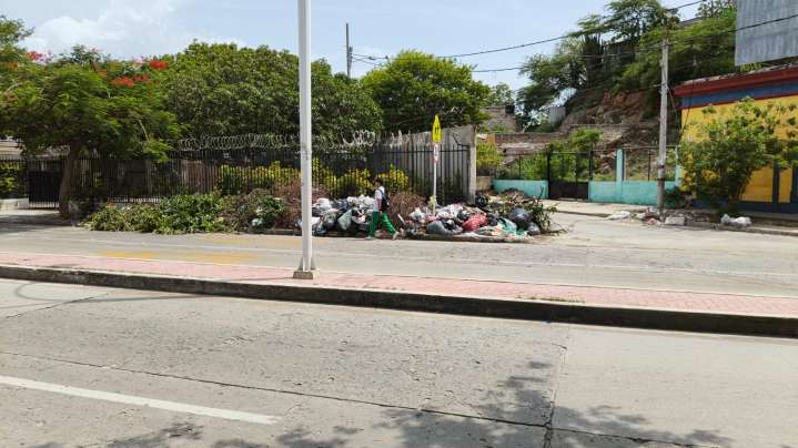 Basura y escombros invaden la Avenida del Libertador con carrera 16, poniendo en riesgo a peatones