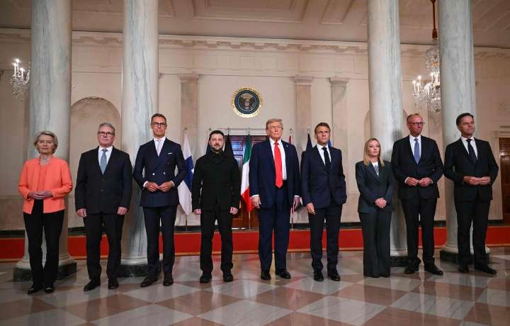 Trump interrumpe reunión con Zelenski para llamar a Putin
