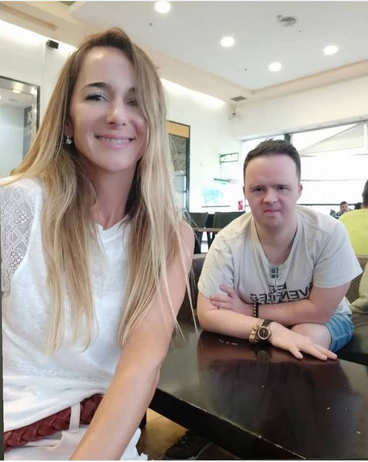 “Éramos dos contra el mundo”.  Carla y su hermano con síndrome de Down sobrevivieron al abandono y al horror