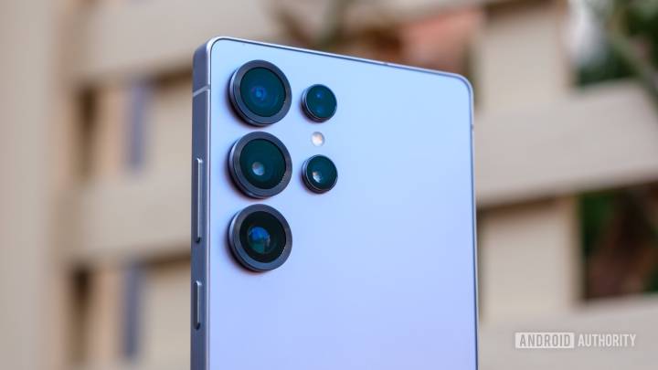 Samsung’s AI photo editor now lets you fake DSLR shots with a tap