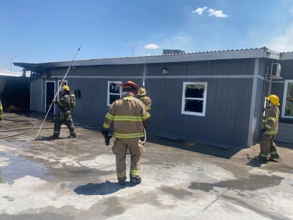 Se registra incendio en empresa de transporte y taller mecánico