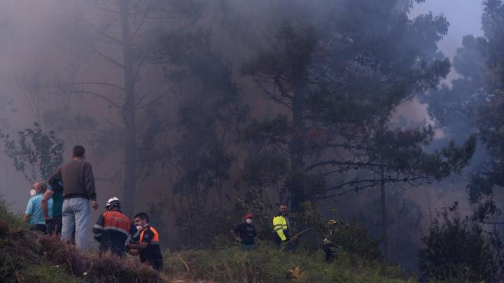 El incendio avanza sin control en Galicia y Navarra: desalojan una aldea en Ponteceso
