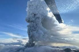 Volcán ruso entra en erupción por primera vez en 450 años
