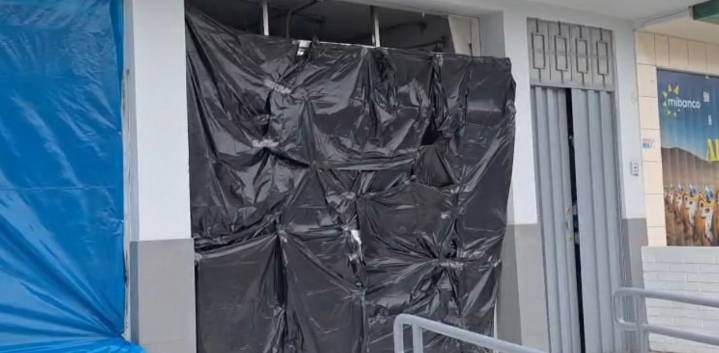 Comas: Delincuentes explosionan cajero automático frente al Hospital Sergio Bernales y se llevan S/ 3 000
