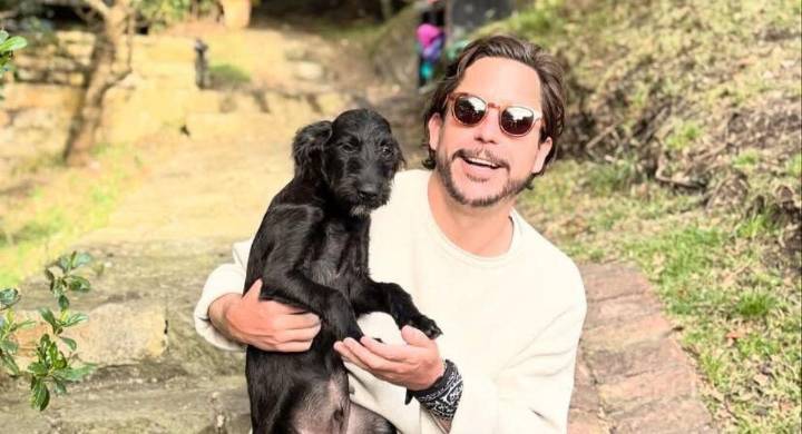 Alejandro Riaño le dio un nuevo hogar a Barbas, un perrito rescatado de un cruel destino: era usado como carnada