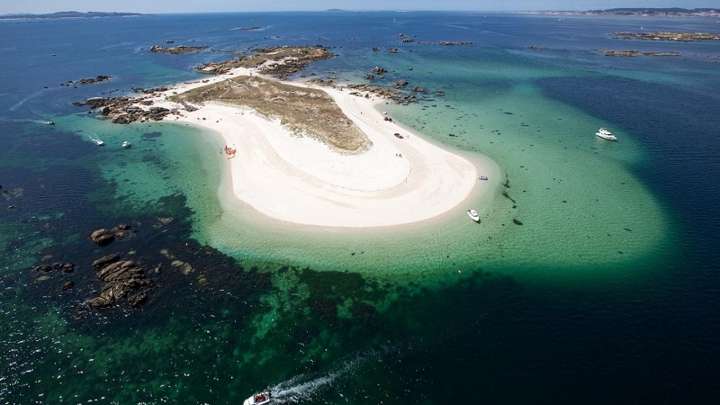 Así es el islote con más magia de Galicia: arenas blancas, megalitos y un azul propio del Caribe