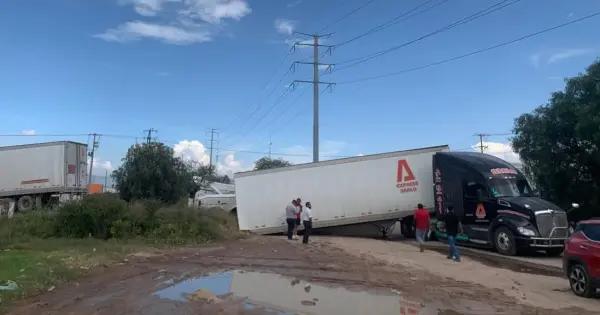 Fotos | Trailero es embestido por tren en la Zona Industrial