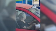 Una abuela de 93 años aparece con su coche en el trabajo de su nieta y provoca una oleada de reacciones