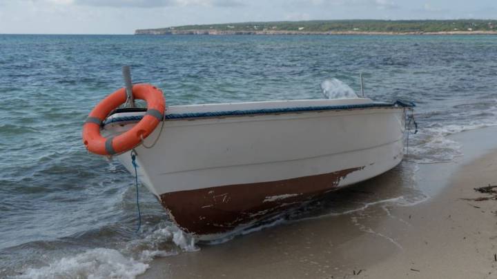 Rescatan a 12 personas a bordo de una patera en aguas de Formentera