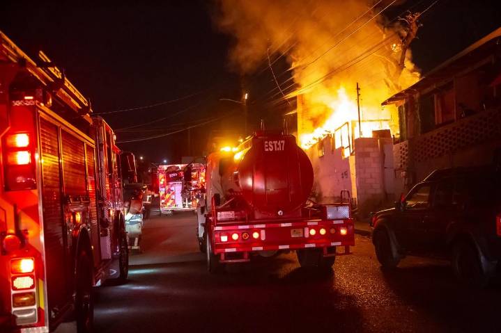 Incendio consume vivienda en la colonia Independencia