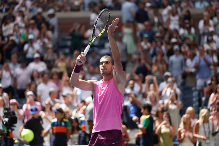 Alcaraz pasa a octavos de final del Abierto de EU con un susto físico